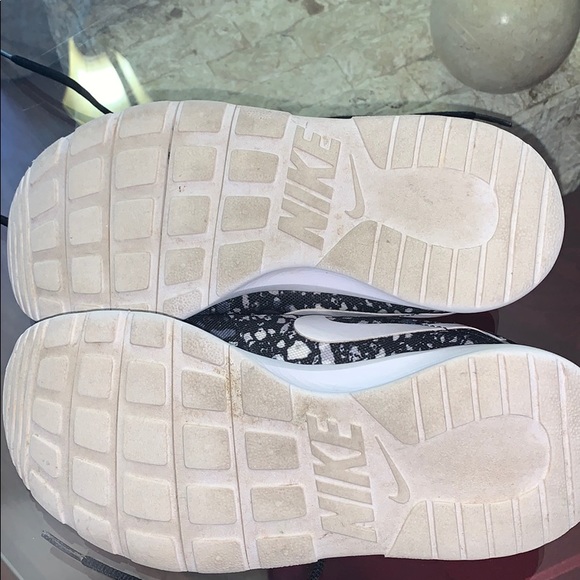 Nike Tennis Shoes (5.5Y / 7 Adult) - Picture 5 of 6